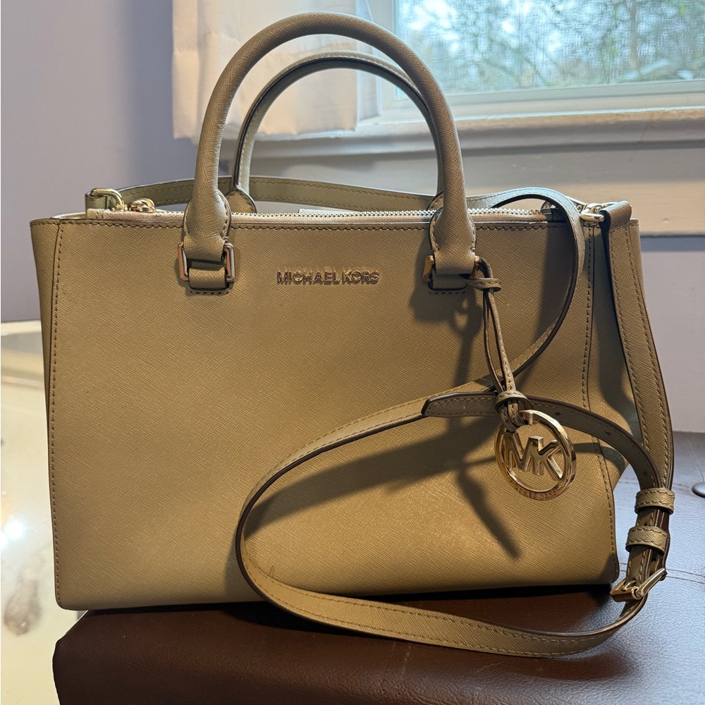 Elegant Tan Women's Handbag Michael Kors